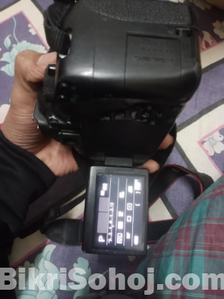 Canon 700d body with zoom lens